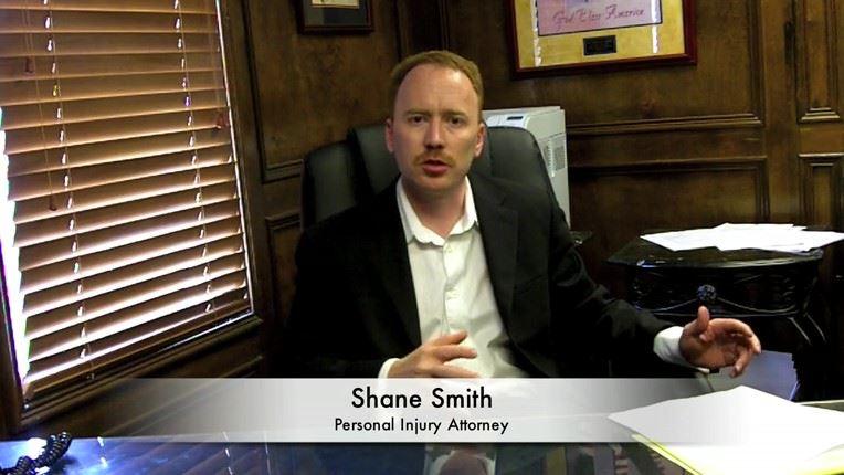 Abogado discute tratamiento para lesiones de latigazo cervical.