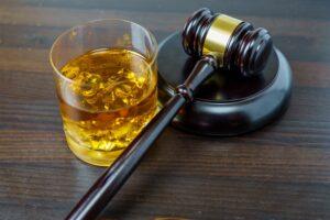 ¿Pueden los bares y restaurantes ser considerados responsables en casos de conducir bajo los efectos del alcohol?